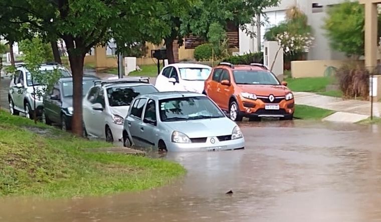 El agua tapó toda la calle en barrio La Catalina.