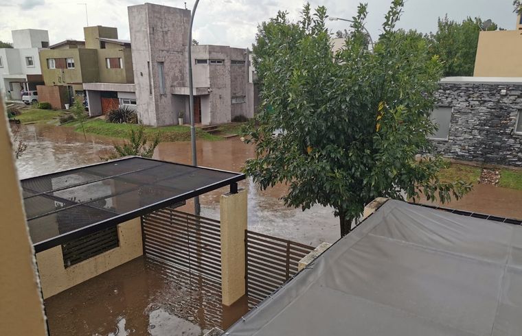 El agua tapó toda la calle en barrio La Catalina.