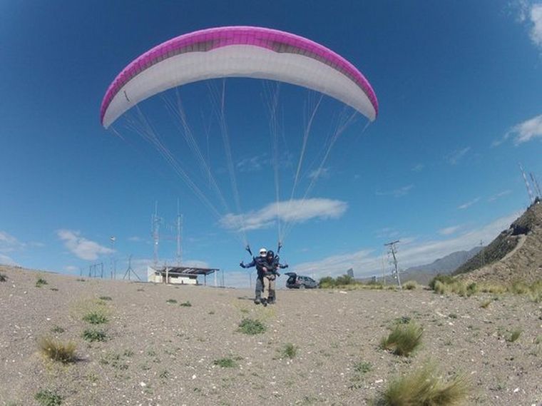 Aventura en parapente en el Cerro Arco en Mendoza