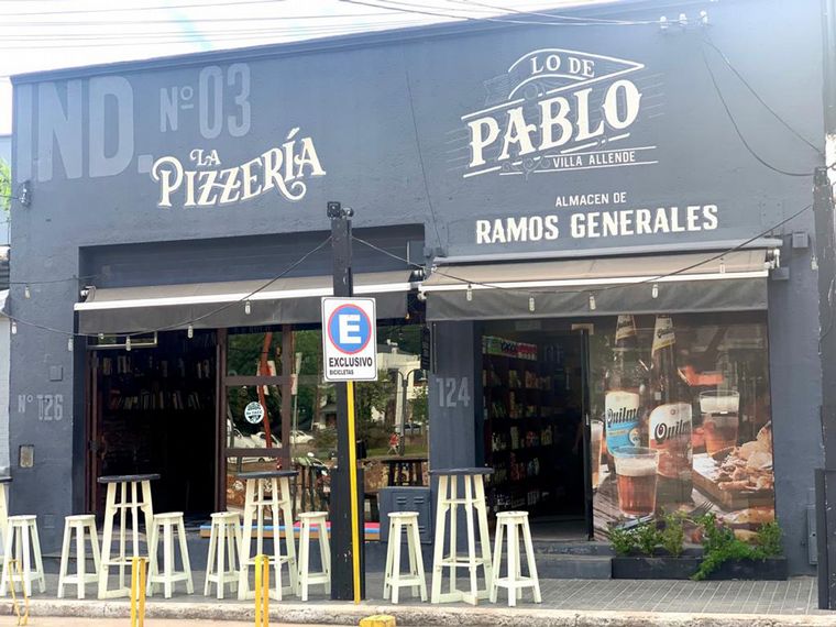 Lo de Pablo, un bar devenido en radio y biblioteca popular