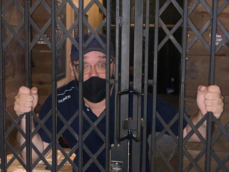 Lo de Pablo, un bar devenido en radio y biblioteca popular