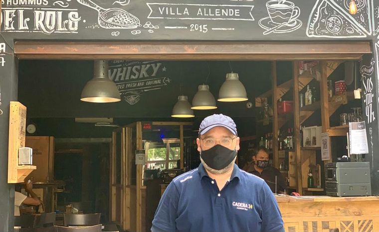 Lo de Pablo, un bar devenido en radio y biblioteca popular