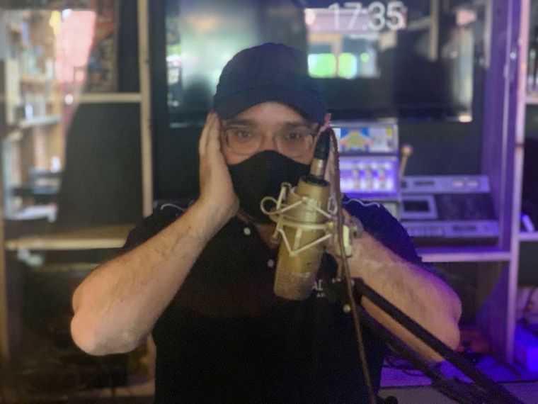 Lo de Pablo, un bar devenido en radio y biblioteca popular