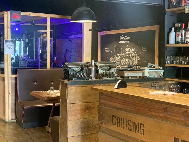 Lo de Pablo, un bar devenido en radio y biblioteca popular