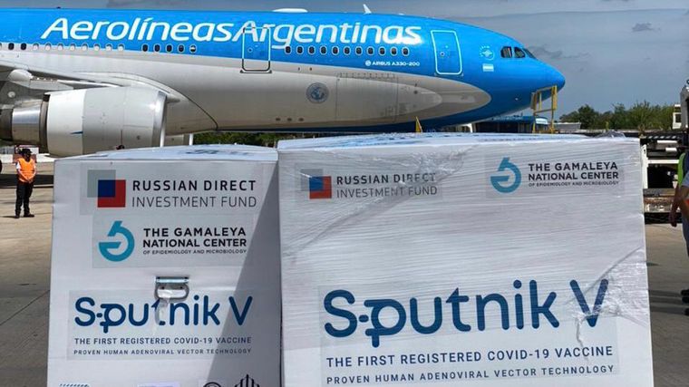 El avión argentino también trae 20 mil dosis para Bolivia.