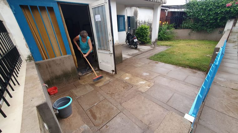 FOTO: Una vecina de barrio Los Robles contó cómo vivió la inundación de su casa.
