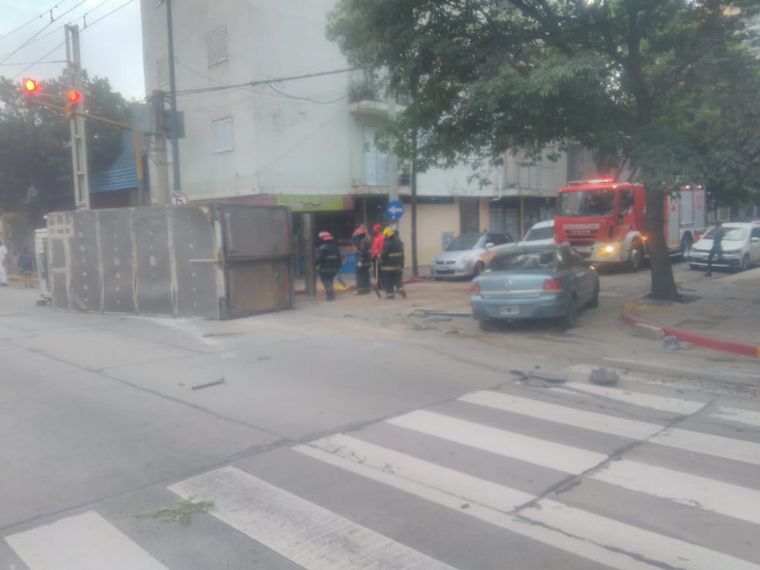 FOTO: Choque y vuelco en avenida Colón.