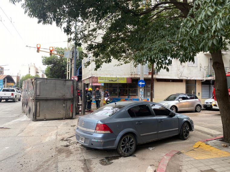AUDIO: Choque y vuelco en avenida Colón de Córdoba.