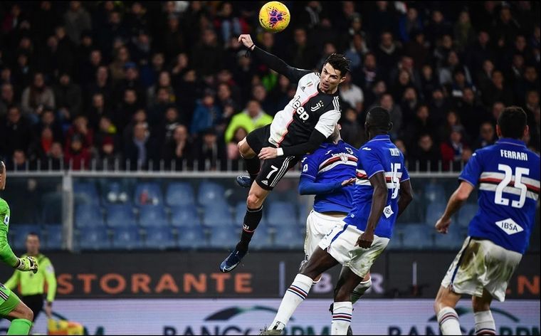 Un futbolista ugandés batió el récord de salto de Cristiano Ronaldo.