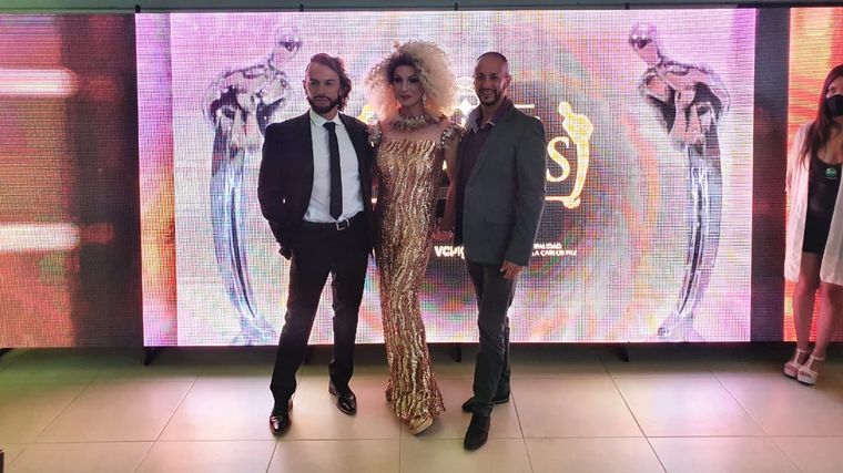 Todos los looks de los famosos en los Premios Carlos 2021