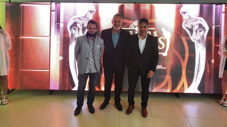 El conjunto QV4 pasó por la "alfombra roja" de los Premios Carlos 2021.