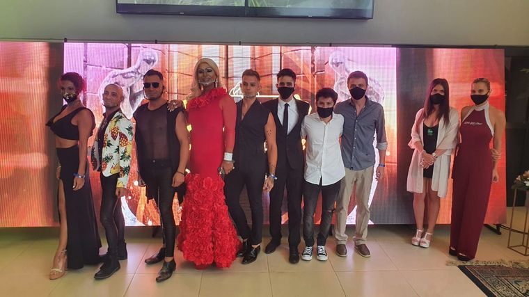 El elenco de "Los Can Can: dos Historias de Humor".