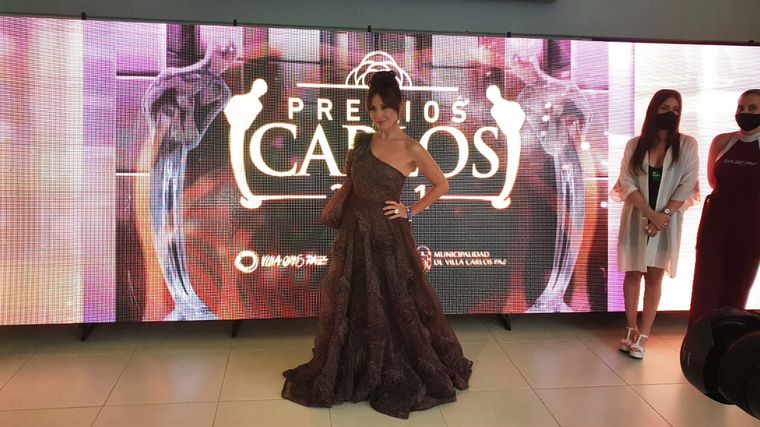 La actriz Viviana Saccone posó con su vestido en los Premios Carlos
