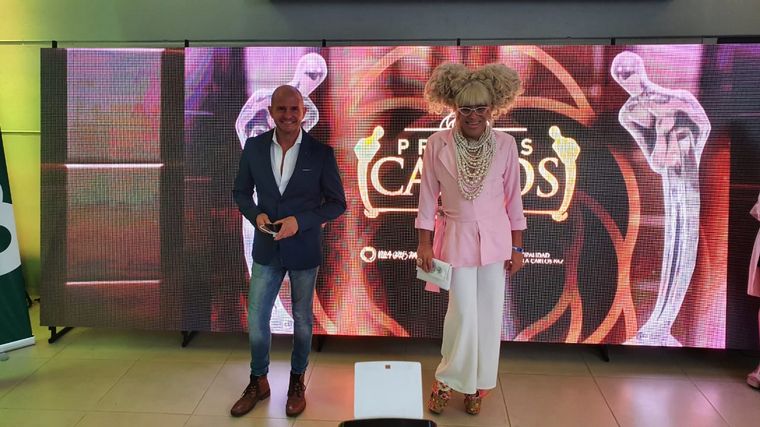 Los artistas posaron en la previa de la entrega de los Premios Carlos