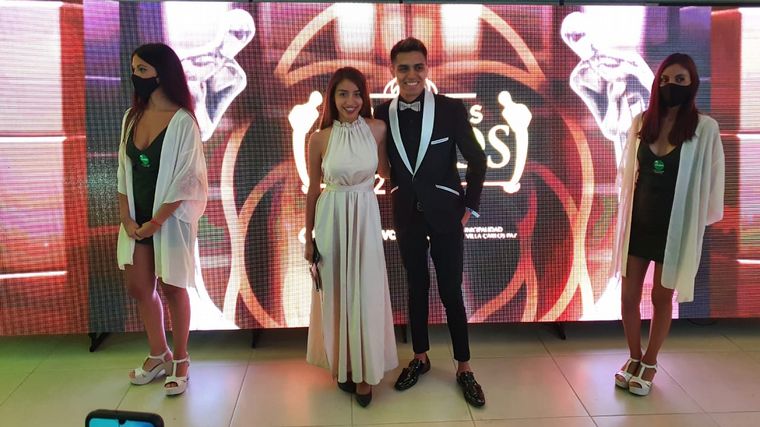 Todos los looks de los famosos en los Premios Carlos 2021