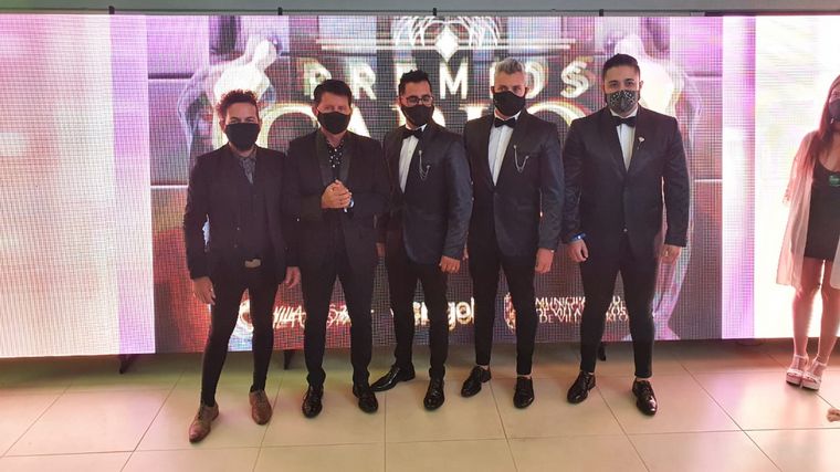 Todos los looks de los famosos en los Premios Carlos 2021