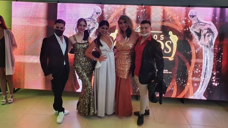 Todos los looks de los famosos en los Premios Carlos 2021