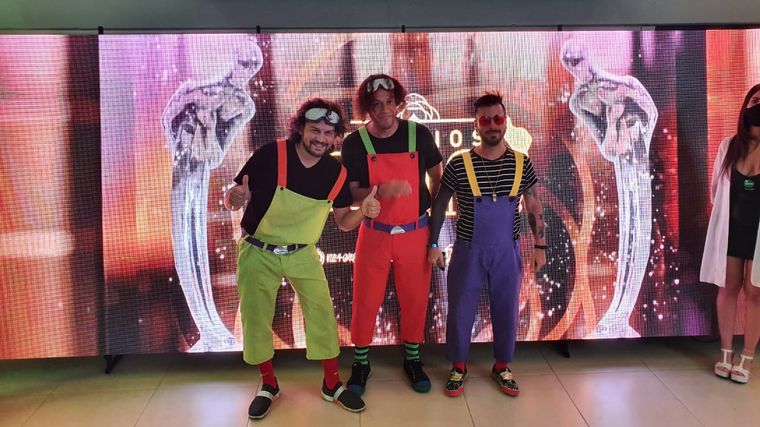 Todos los looks de los famosos en los Premios Carlos 2021