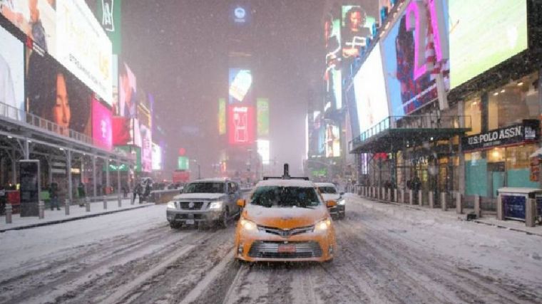 Fuerte nevada en Nueva York interrumpe la vacunación contra el Covid