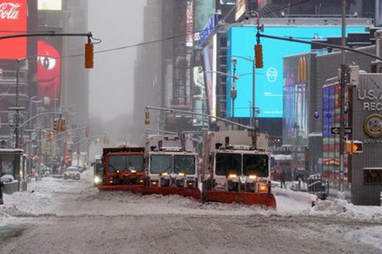 Fuerte nevada en Nueva York interrumpe la vacunación contra el Covid