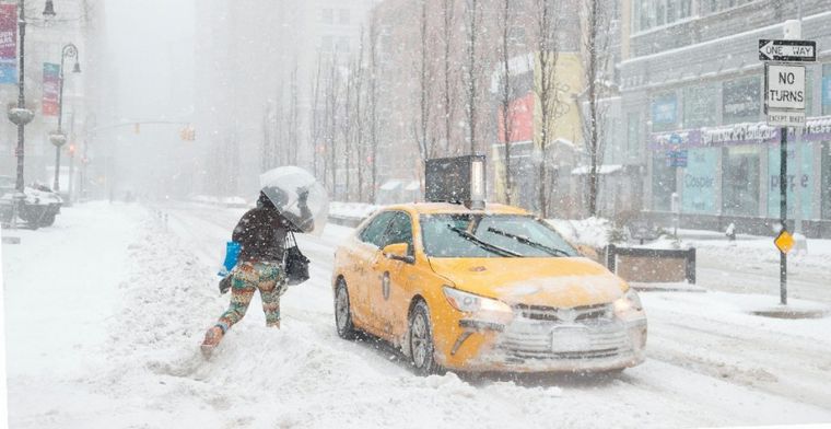 FOTO: Fuerte nevada en Nueva York interrumpe la vacunación contra el Covid