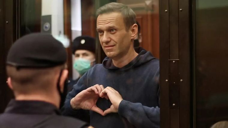 Condenan a casi 3 años de prisión al opositor ruso Navalny