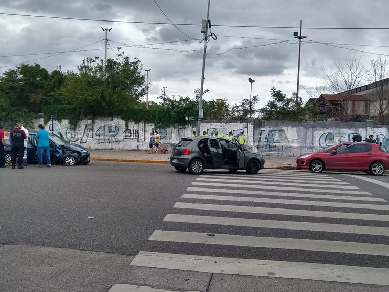 Los delincuentes dejaron el coche y se fugaron corriendo.