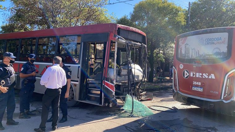 Chocaron dos colectivos urbanos en barrio Panamericano.