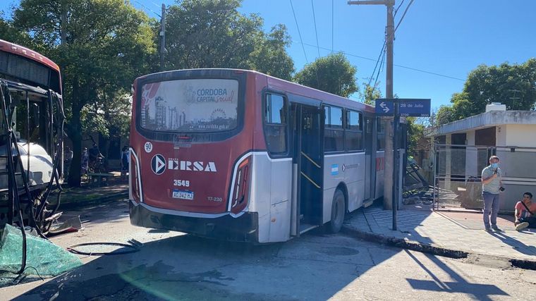 Chocaron dos colectivos urbanos en barrio Panamericano.