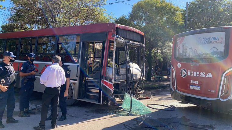 El choque de colectivos dejó una decena de heridos.