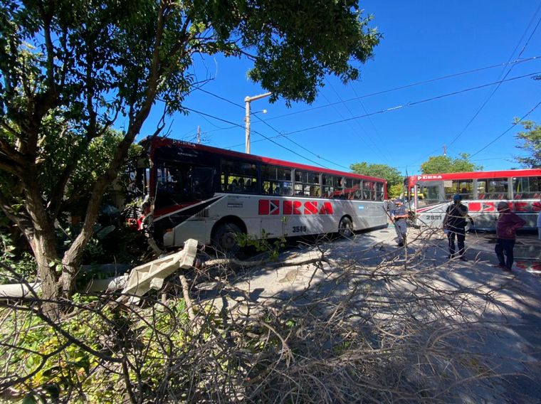 El choque de colectivos dejó una decena de heridos.