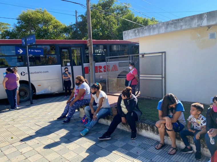 El choque de colectivos dejó una decena de heridos.