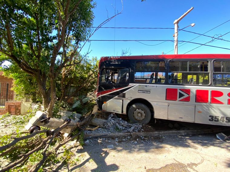 El choque de colectivos dejó una decena de heridos.