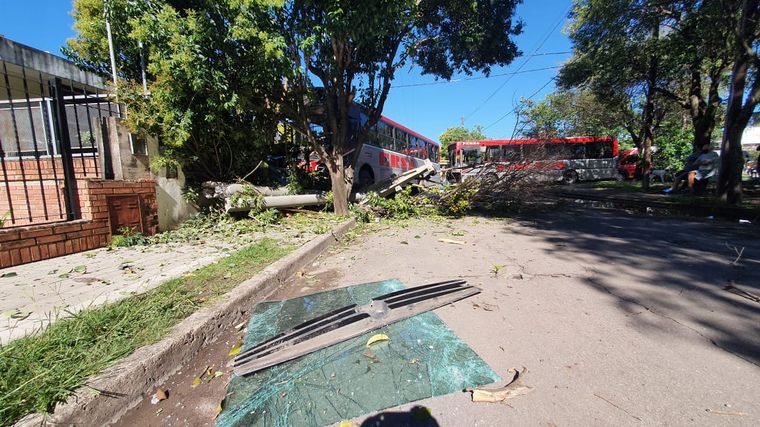 El choque de colectivos dejó más de una decena de heridos.