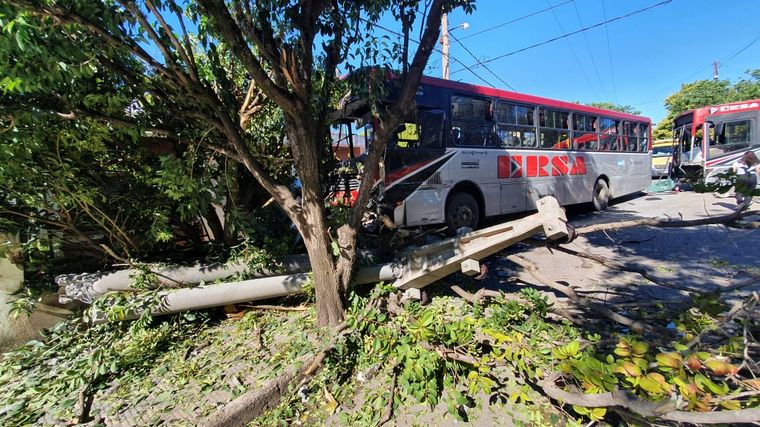 El choque de colectivos dejó más de una decena de heridos.