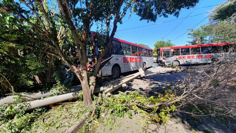 El choque de colectivos dejó más de una decena de heridos.