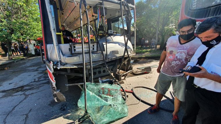 El choque de colectivos dejó más de una decena de heridos.