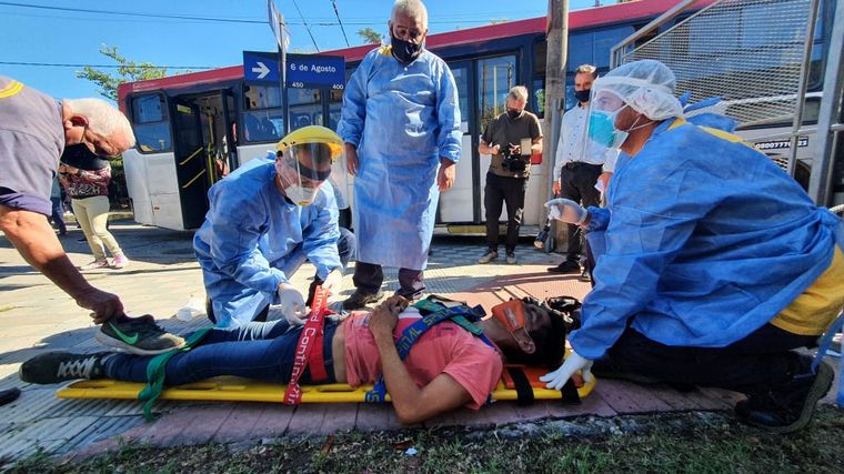 El choque de colectivos dejó más de una decena de heridos.