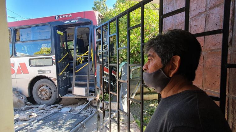 El choque de colectivos dejó más de una decena de heridos.