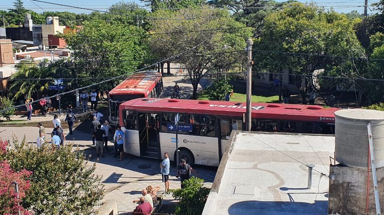 Hay 14 heridos por el choque de colectivos en barrio Panamericano.