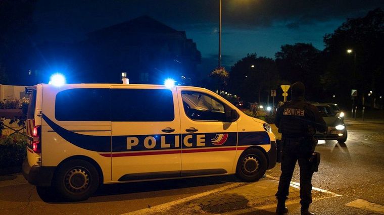 Policía irrumpe en una orgía en las afueras de París en pleno toque de queda