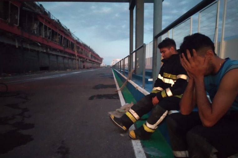 Bomberos santiagueños tras controlar el fuego en el Circuito Termas de Río Hondo