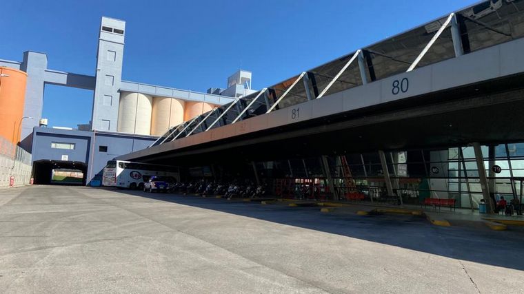 La Terminal de Ómnibus luce desértica por el paro del transporte interurbano.