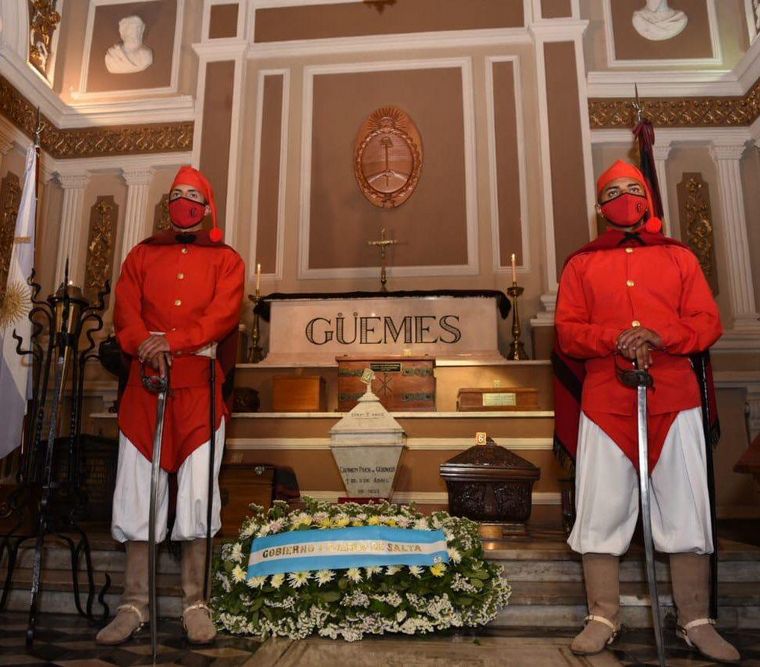 Ofrenda floral a Güemes en la Catedral de Salta