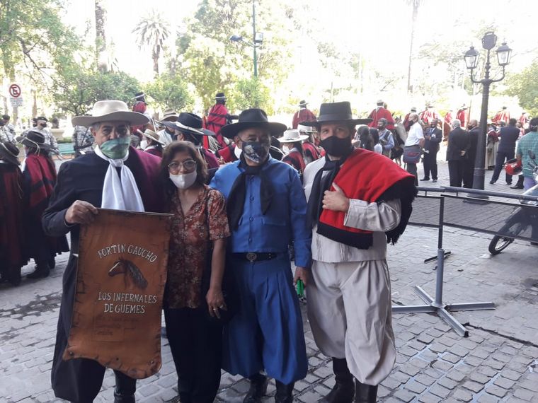 Representantes de agrupación gaucha de Calamuchita en el homenaje a Güemes.