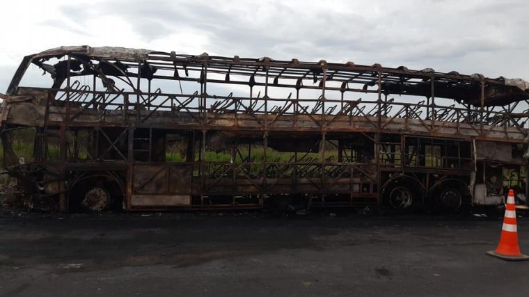 Un muerto al chocar un utilitario con un micro en Santa Fe.