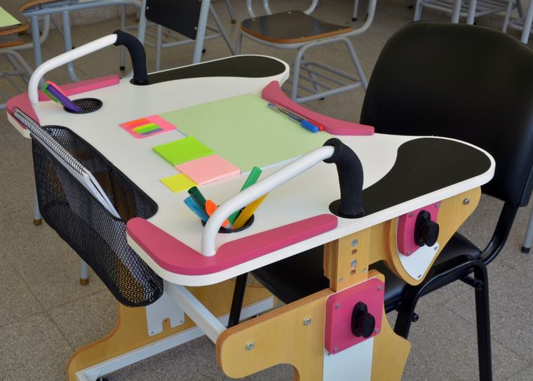 AUDIO: Una docente de Lanús inventó un pupitre para personas en sillas de ruedas