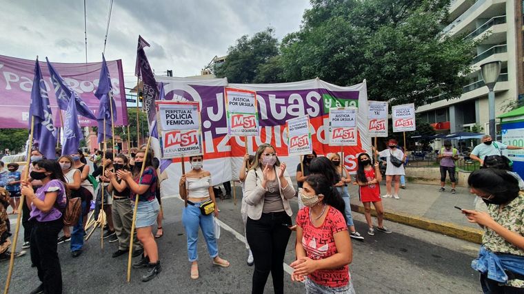 En Córdoba marchan por los femicidios de Úrsula Bahillo y Cecilia Basaldúa.
