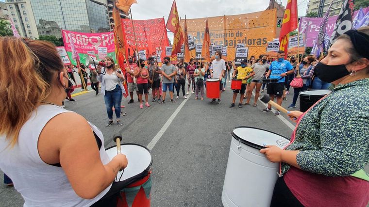 En Córdoba marchan por los femicidios de Úrsula Bahillo y Cecilia Basaldúa.