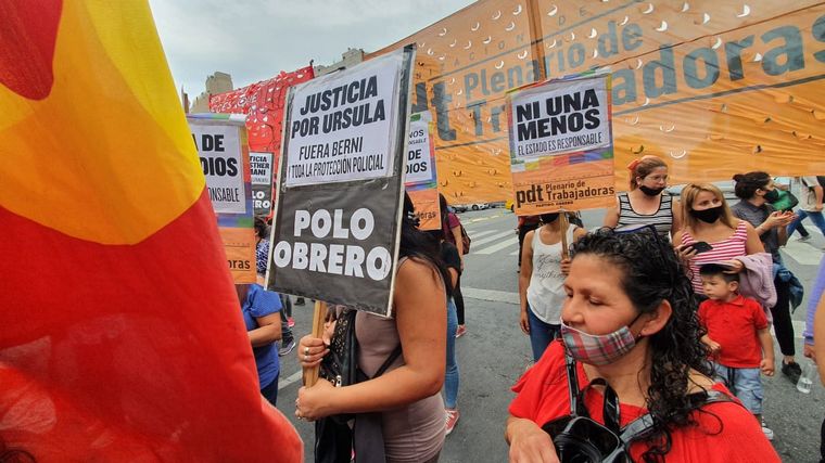 En Córdoba marchan por los femicidios de Úrsula Bahillo y Cecilia Basaldúa.